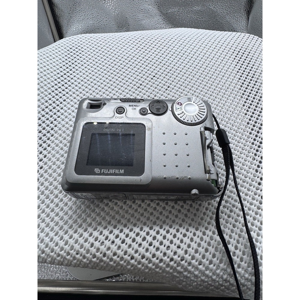 Fujifilm FinePix 1300 1.3MP Digital Camera Silver Parts Repair Not Working